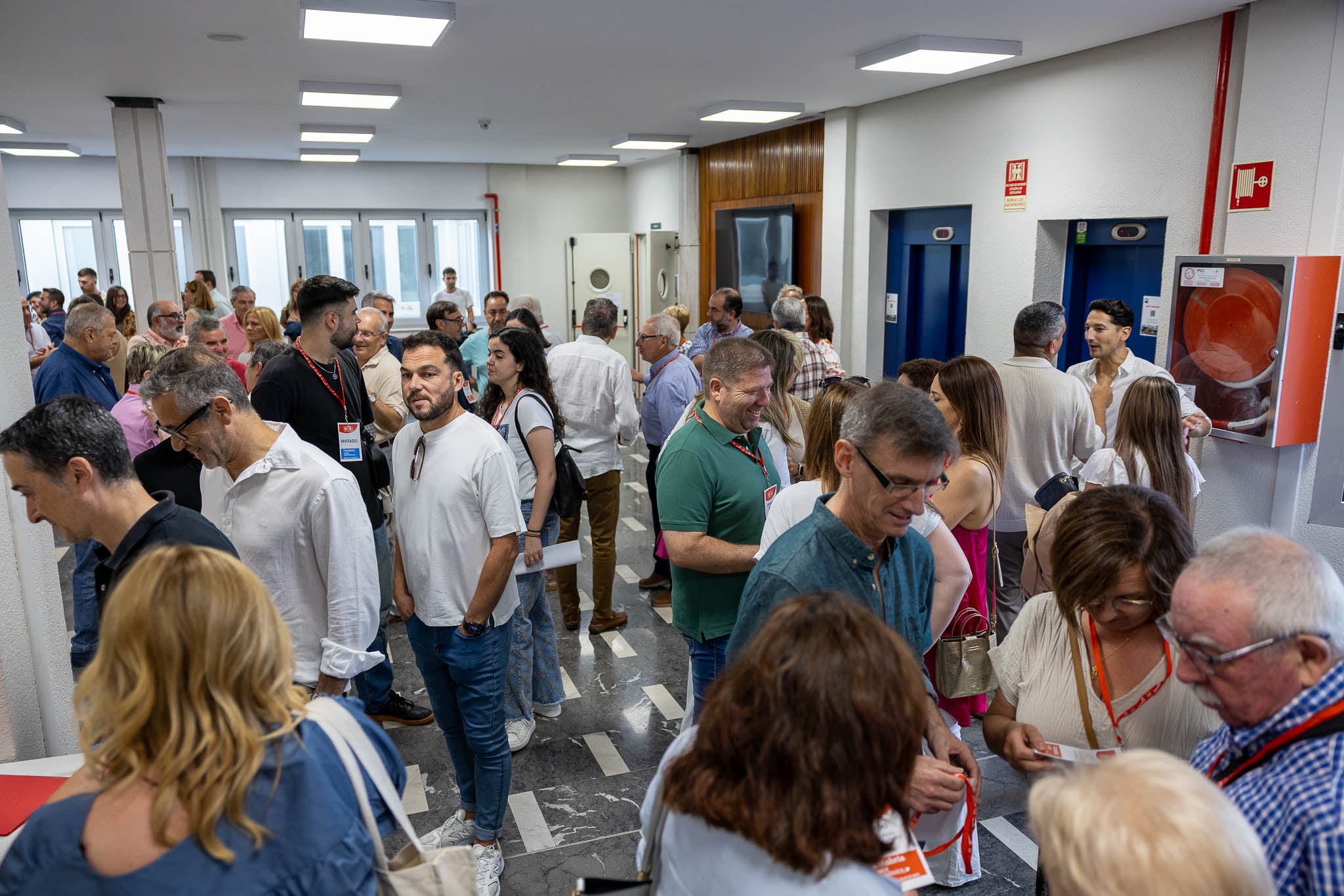 Imagen previa de los asistentes antes de que comenzará el comité.