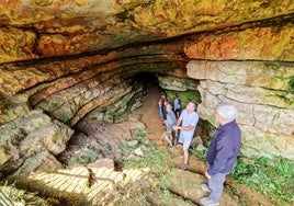 El primer grupo de visitantes en la gruta de Cudón esperando a entrar.