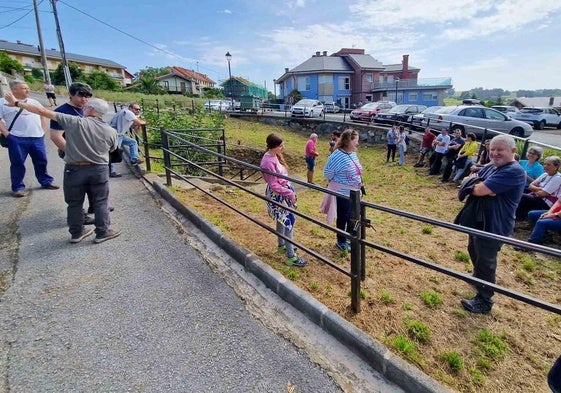 Los grupos, esperando pacientemente en la salida de la cueva.
