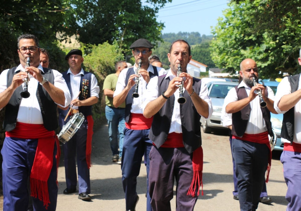 Los piteros encabezando el pasacalles tradicional en Prezanes.