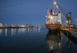 Trabajos en los muelles del Puerto de Santander.