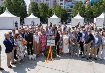 La presidenta de Cantabria, María José Sáenz de Buruaga y la alcaldesa de Santander, Gema Igual, presiden el acto en homenaje a Miguel Ángel Blanco, junto al resto de autoridades civiles y militares, en un acto celebrado en la plaza del Ayuntamiento de Santander.