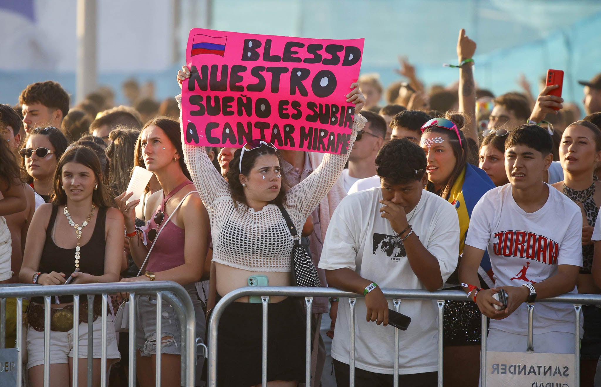 Carteles para que los artistas vean desde el escenario.