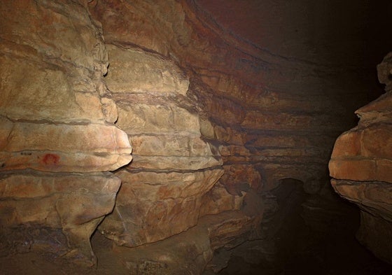 Gran sala central de la cueva, donde se ve una mano en negativo.