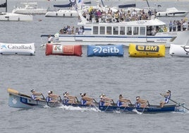 La trainera de Astillero, durante la regata en San Sebastián.