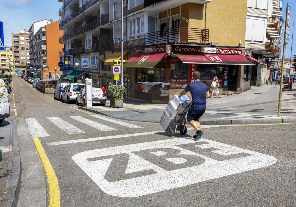 Un proveedor carga con un lote de productos para un comercio del centro de Torrelavega, este viernes, en uno de los accesos rodados a la Zona de Bajas Emisiones.
