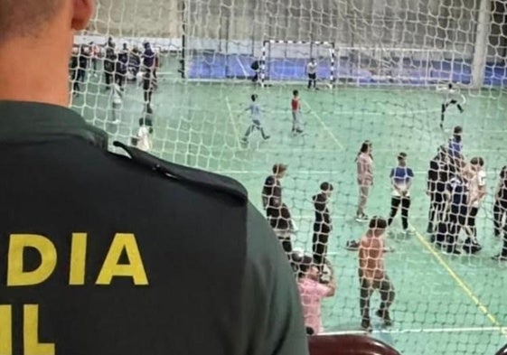 Algunos de los niños desalojados, en el pabellón que se puso a disposición de los afectados.