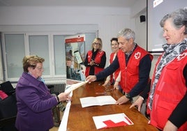 Aquilino González hace entrega de un diploma a una mujer en una de las actividades de la entidad.