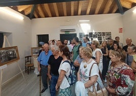 Público presente en la inauguración de la exposición en Pontones.