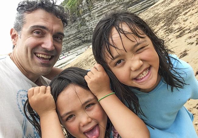Ahora, con sus dos hijas, Mako y Noa, en la playa.