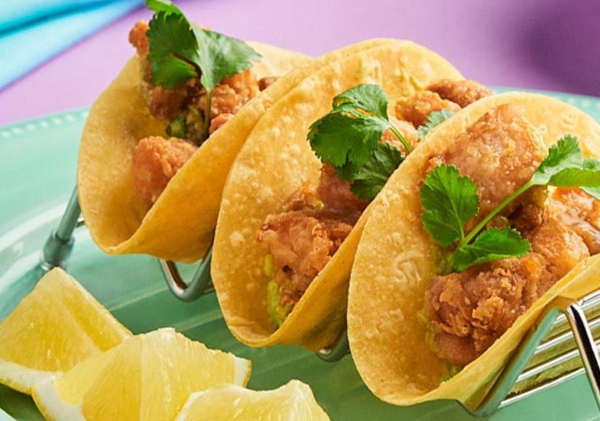Unos apetecibles tacos de pollo con guacamole.