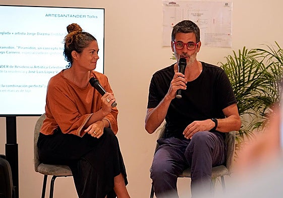 El pintor Jorge Diezma, junto a la comisaria Cristina Anglada, en la conversación con el público.