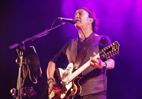 La banda colgó el cartel de completo ayer en Suances, en la imágen Javier Urquijo líder de Los Secretos