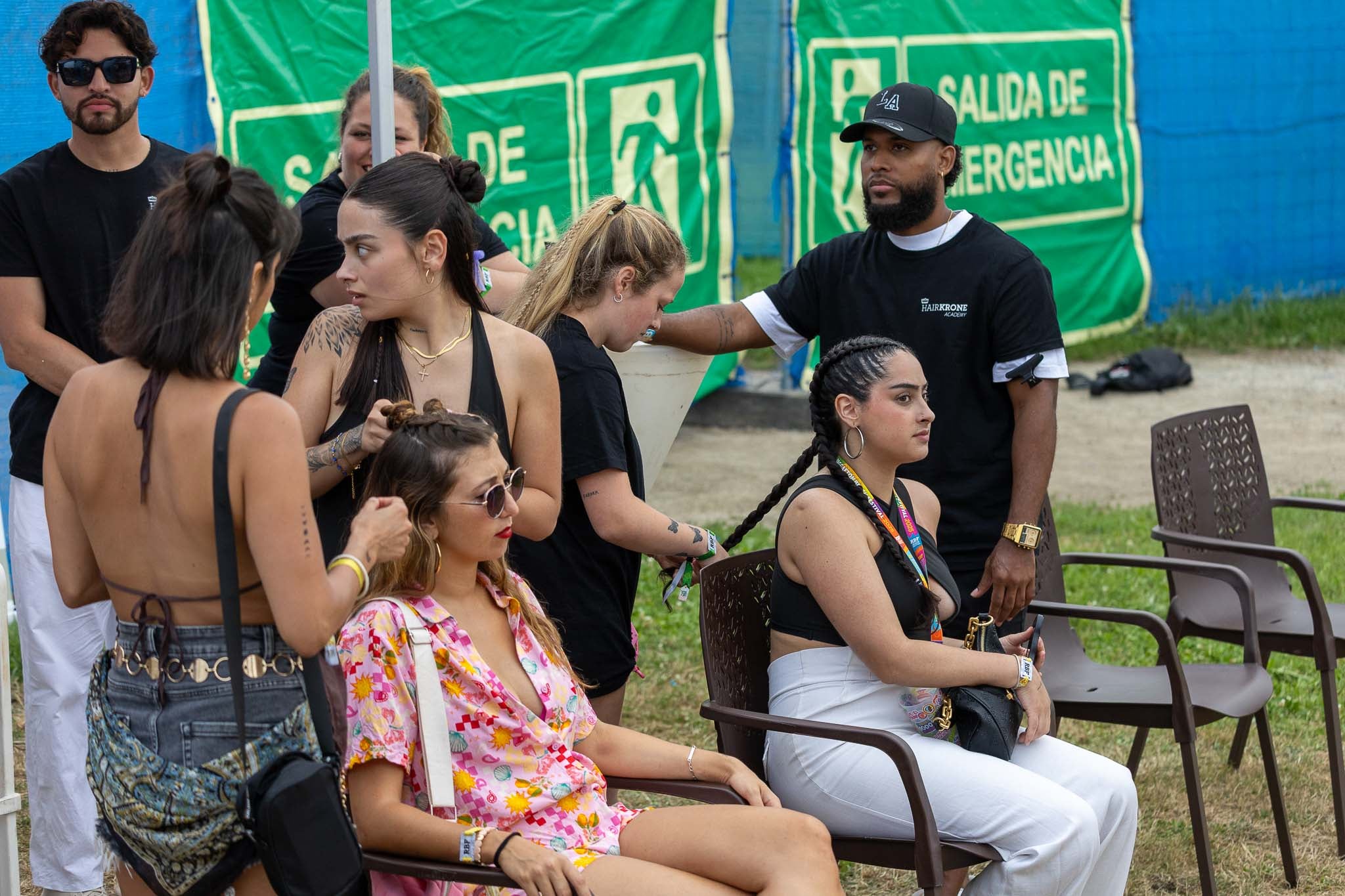 Mujeres haciéndose el pelo en la zona de maquillaje.