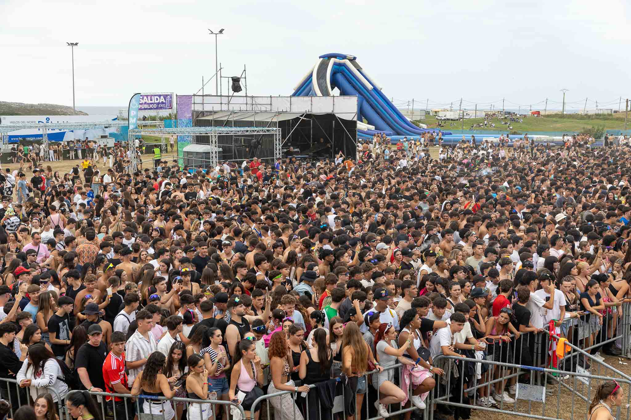 Miles de personas en la zona general del evento.