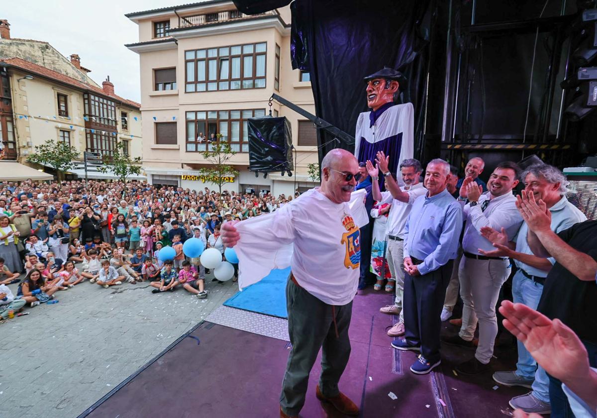 Resines se desnuda para lucir la camiseta de Comillas, su pueblo de adopción