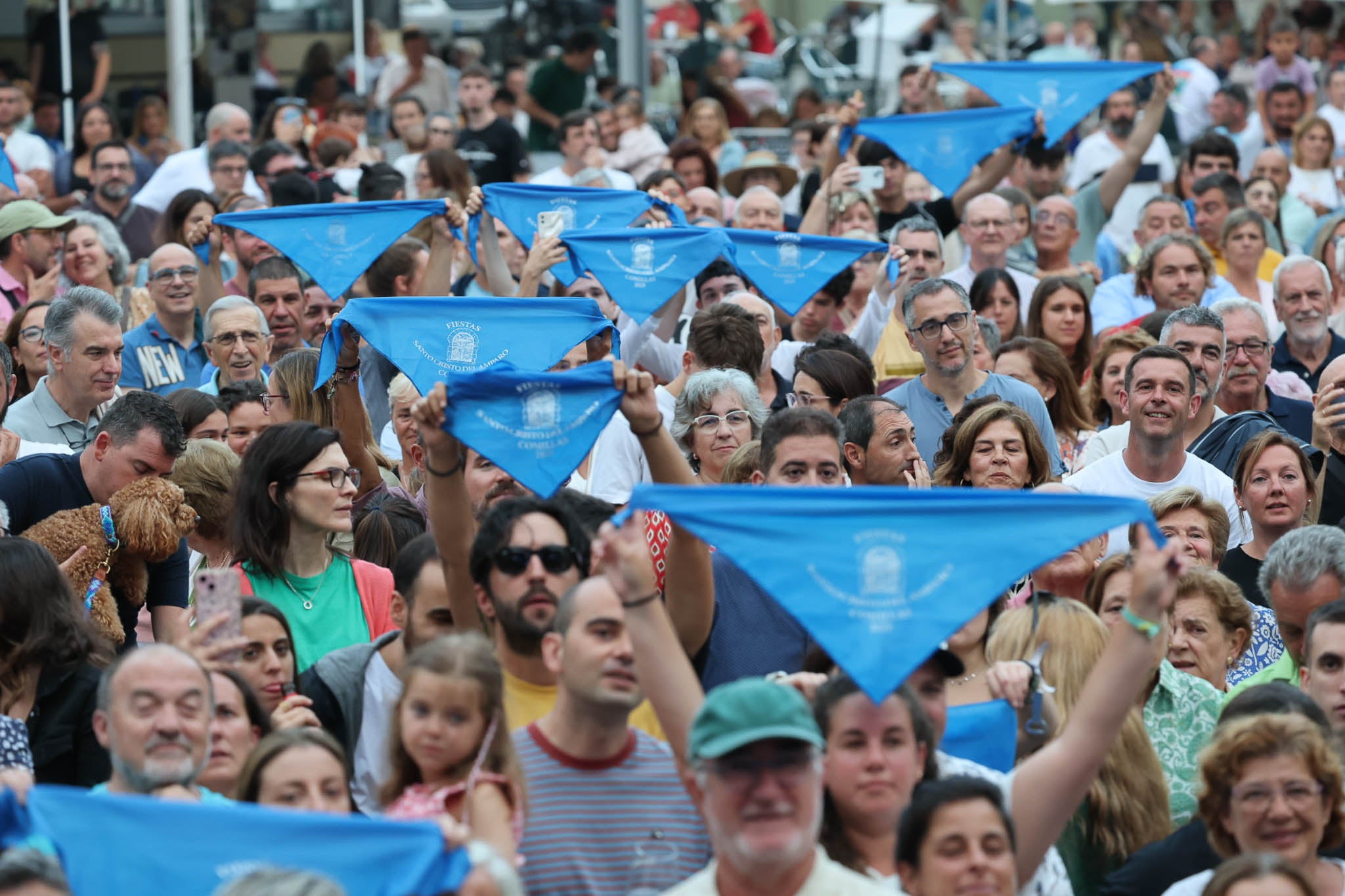 Como buena villa marinera no faltaron los pañuelos azules. 