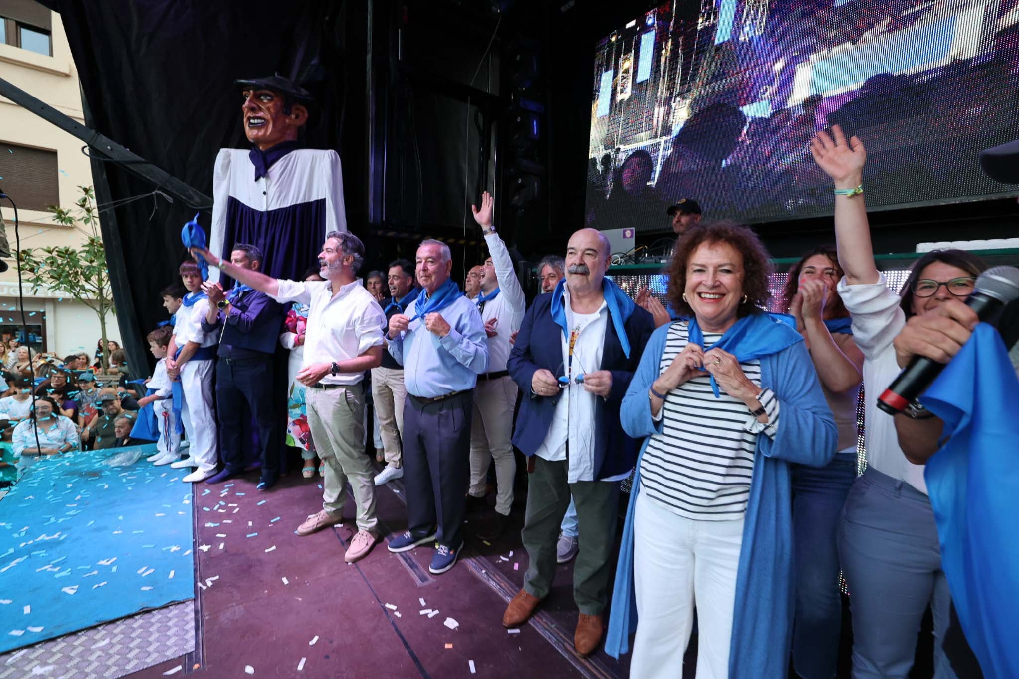 La alcaldesa, María Teresa Noceda en primer término junto a Resines en el escenario.