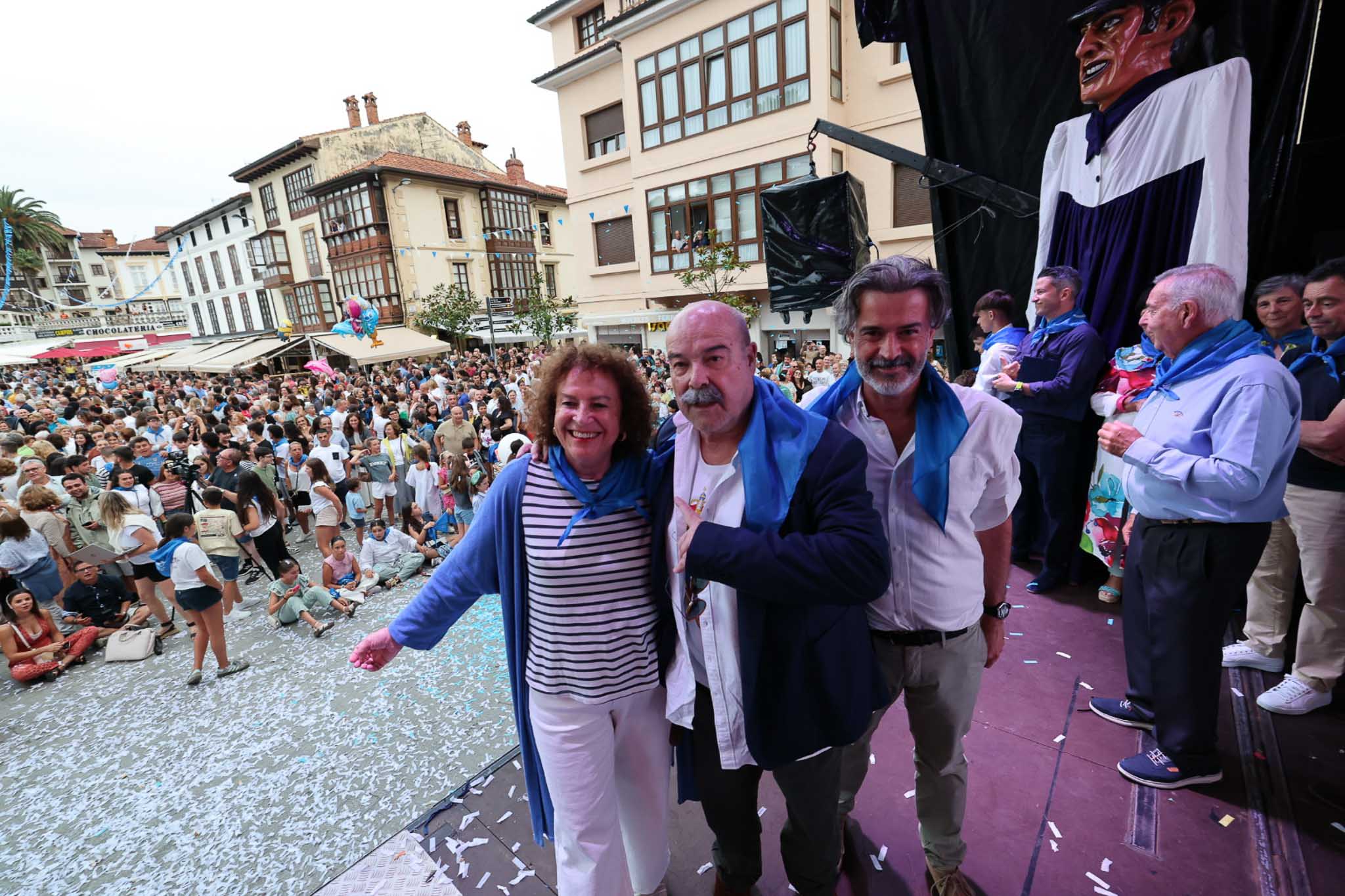 Noceda, Resines y el edil de festejos en el escenario del chupinazo. 