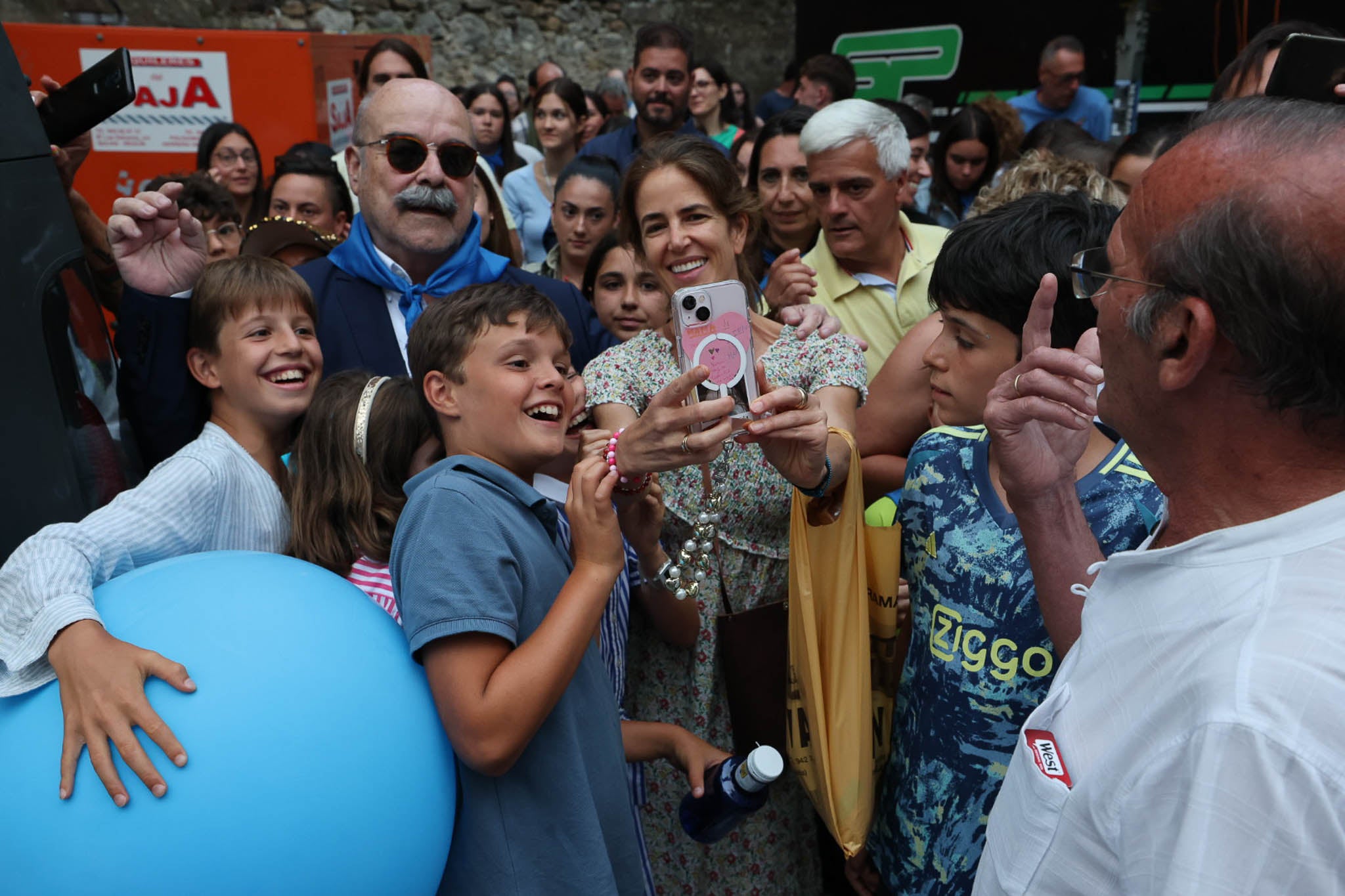 El actor se hizo fotos con sus vecinos y estuvo muy amable y divertido. 
