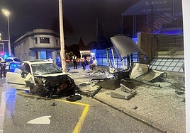 Estado en el que quedaron el vehículo implicado y la marquesina.