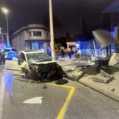 Estado en el que quedó el vehículo implicado y la marquesina que se llevó por delante tras la fuga.