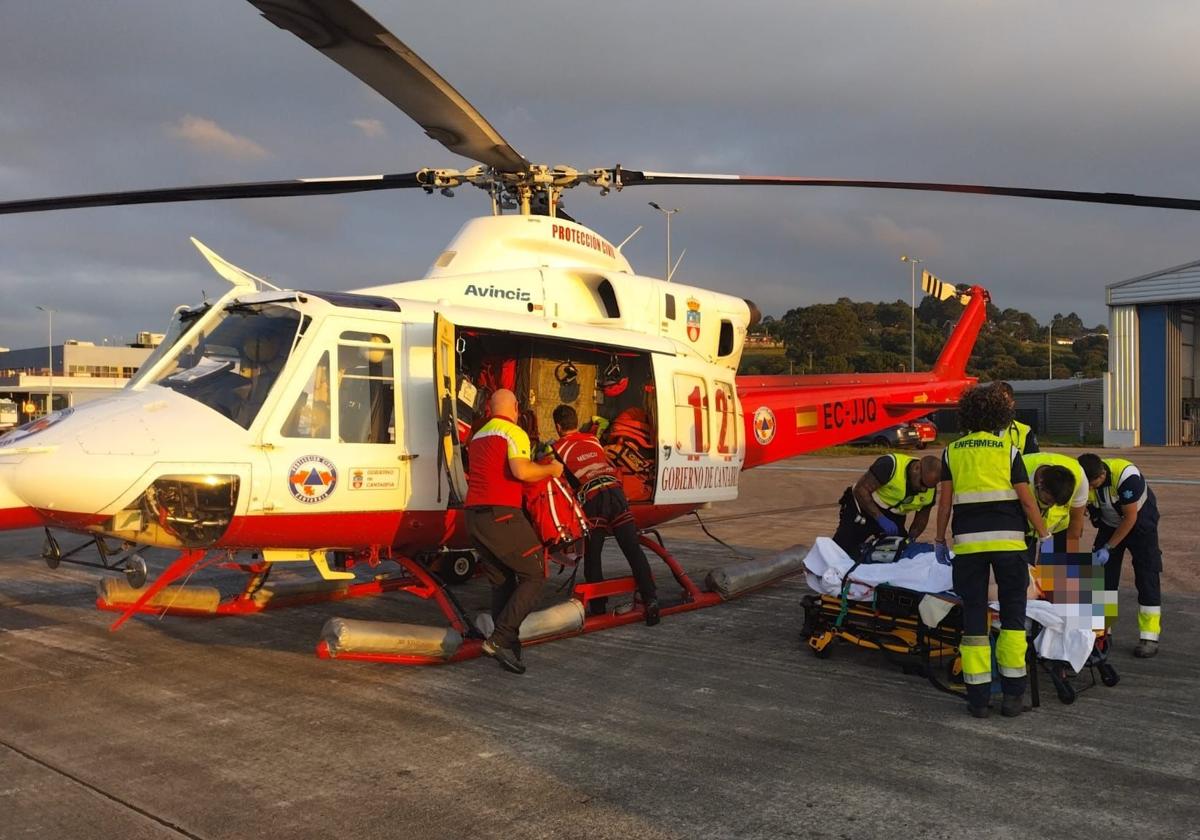 Momento en el que los sanitarios hacían el traspaso de la ambulancia al helicóptero.
