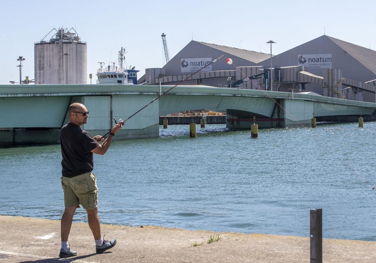 Un pescador lanza la caña en las inmediaciones del puente levadizo de Raos, averiado desde finales de 2024.