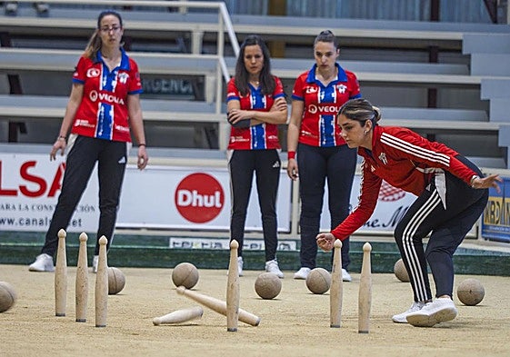 Lucía García birla en un partido de Atlético Deva.