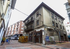 El edificio de calle Ave María de Torrelavega que va a ser demolido.