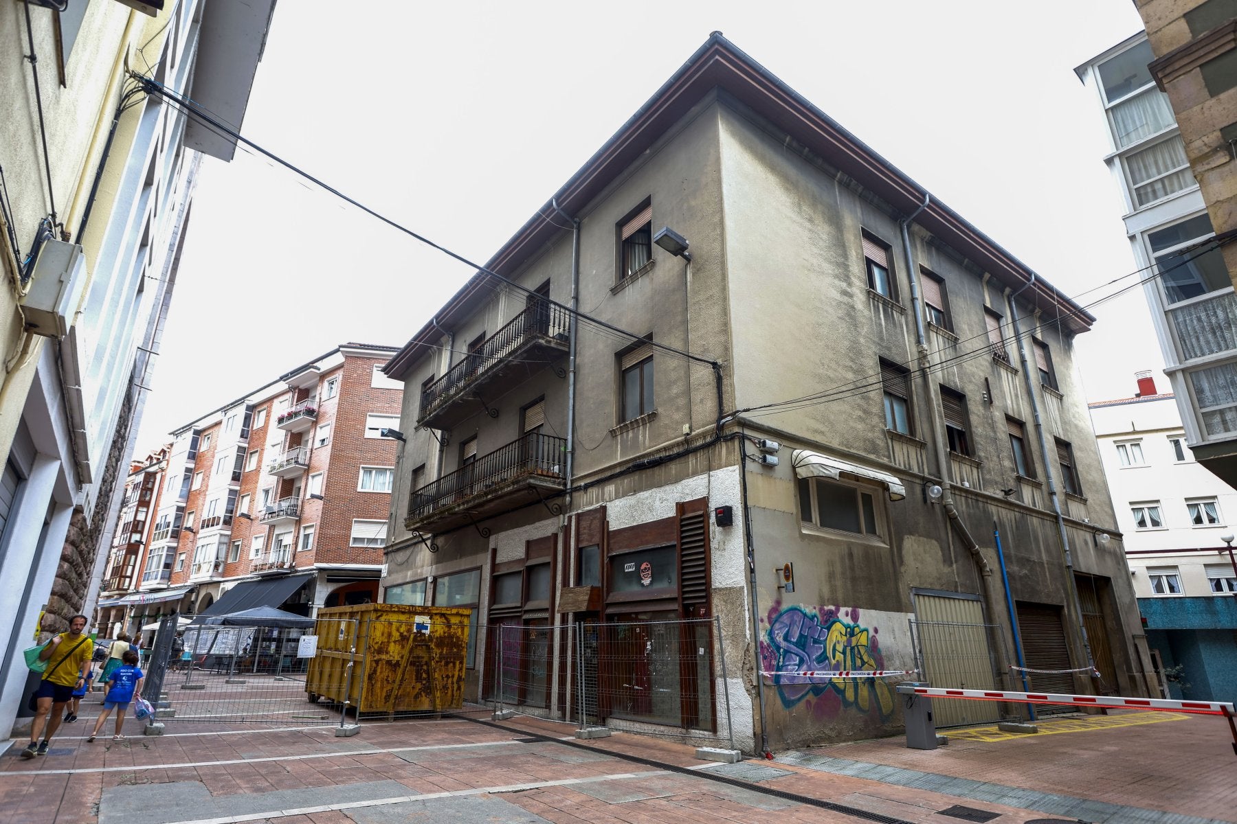 El edificio de calle Ave María de Torrelavega que va a ser demolido.