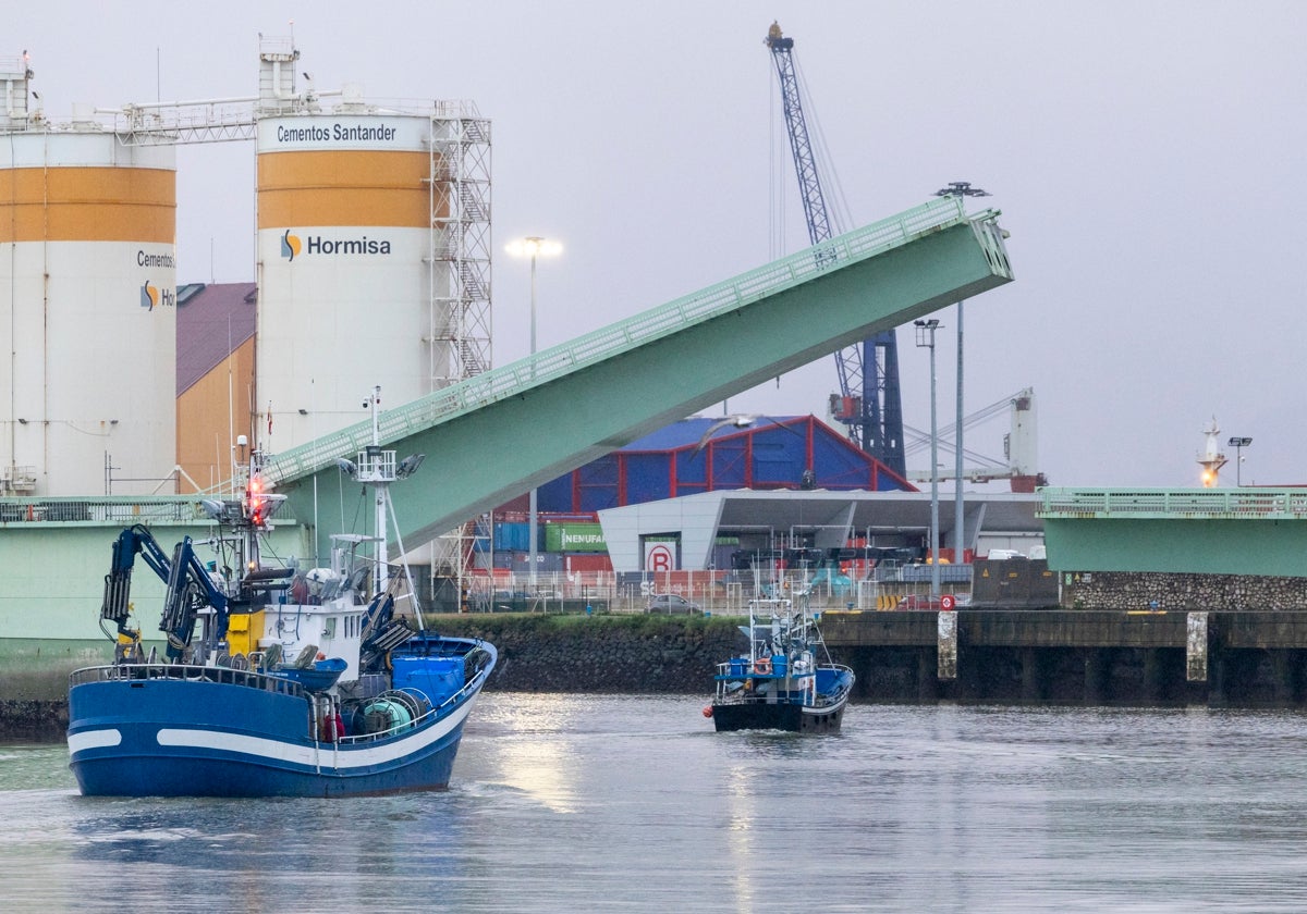 El puente levadizo de Raos, abierto para permitir la salida de barcos, en 2024.