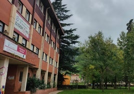 En imagen, la fachada del colegio Pintor Agustín Riancho de Corvera de Toranzo.