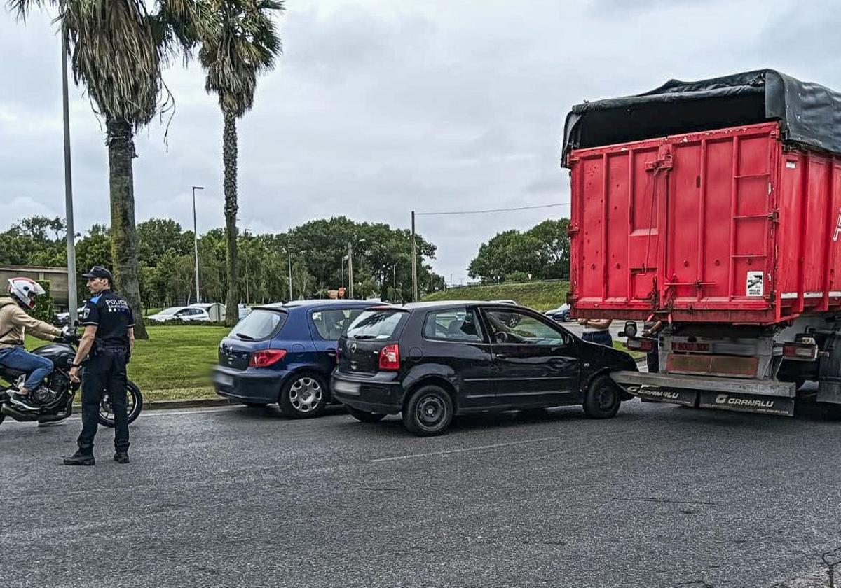 Accidente en la rotonda de Nueva Montaña, al lado de El Corte Inglés