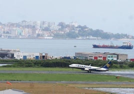 Despegue de un avión en el aeropuerto Seve Ballesteros.