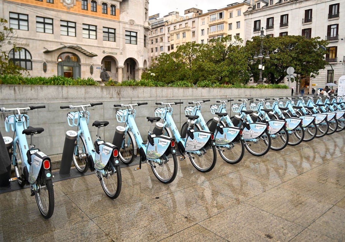 En imagen, la estación de bicicletas eléctricas situada en la plaza Alfonso XIII de Santander.