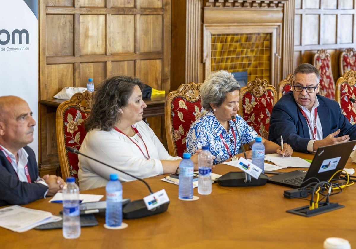 Juan Briz, Virginia Pérez, Paz Uruñuela e Íñigo Noriega, ayer, en una mesa redonda celebrada en La Magdalena.