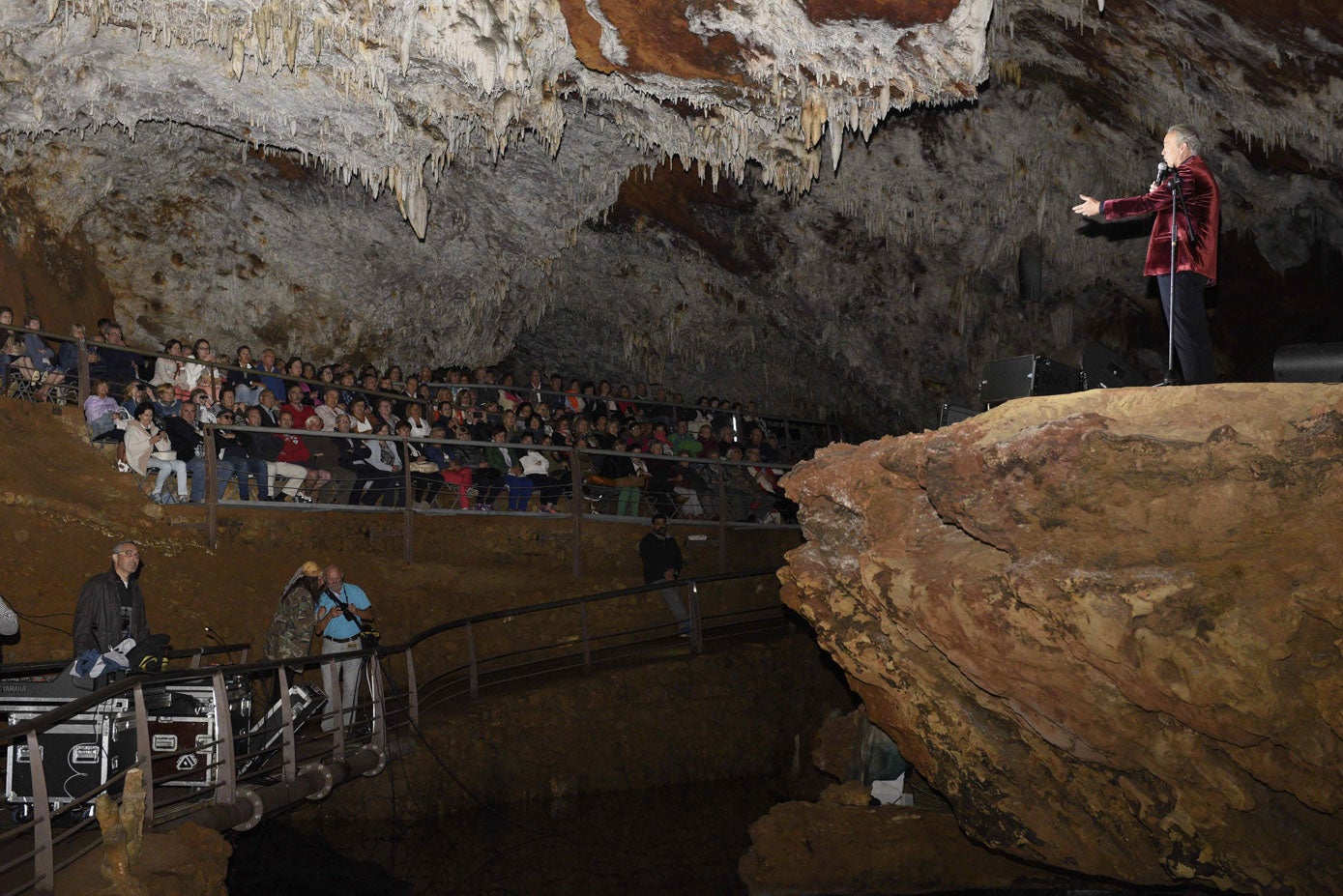 Bertín Osborne en una actuación dentro de la cueva.