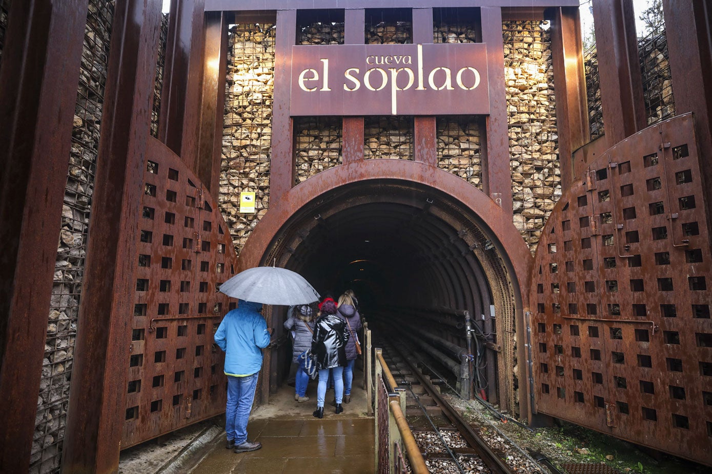 A la cueva se entra en un tren que recuerda a las infraestructuras mineras originales de El Soplao. En la imagen los visitantes entran a pie.