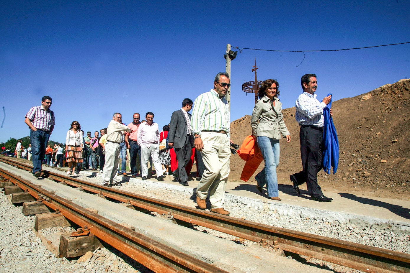 La entonces ministra de Cultura, Carmen Calvo, junto a Miguel Ángel Revilla y Javier López Marcano, el día de la inauguración de la cueva en julio de 2005.