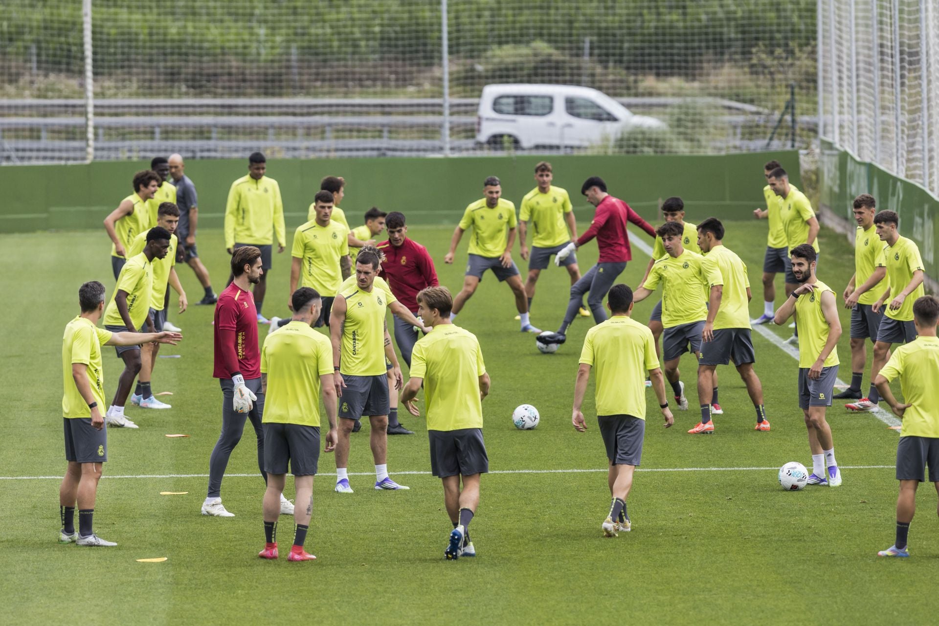 Los jugadores, divididos en varios grupos para hacer rondos.
