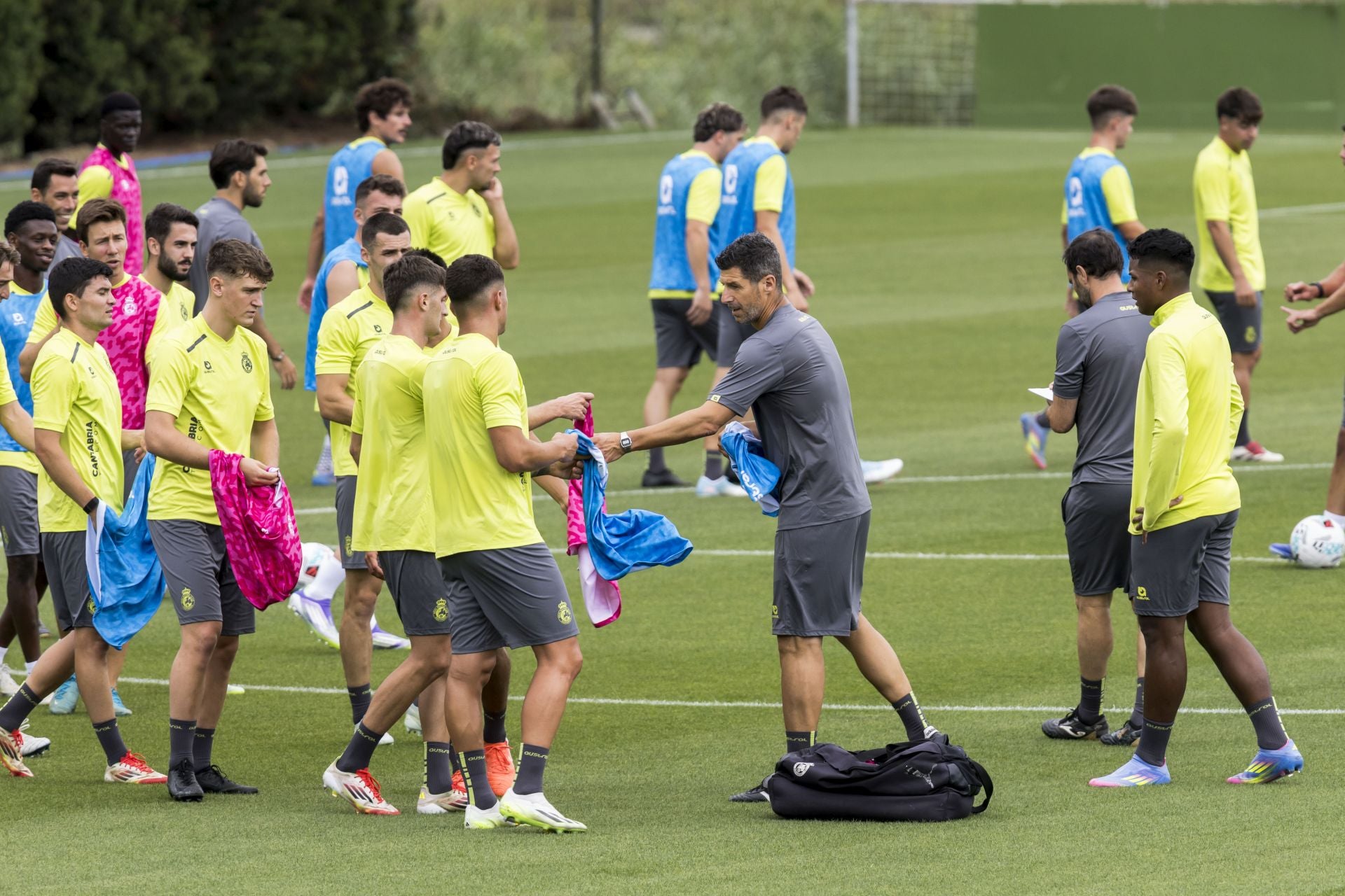 José Moratón reparte petos para un ejercicio.