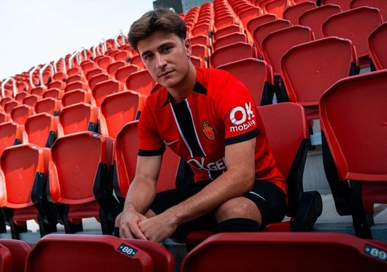 Pablo Torre, con la equipación del Mallorca, en la gradas de Son Moix.