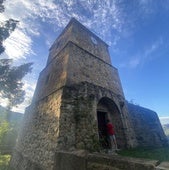 Vista de una de las caras de la Torre del Reloj de Limpias.