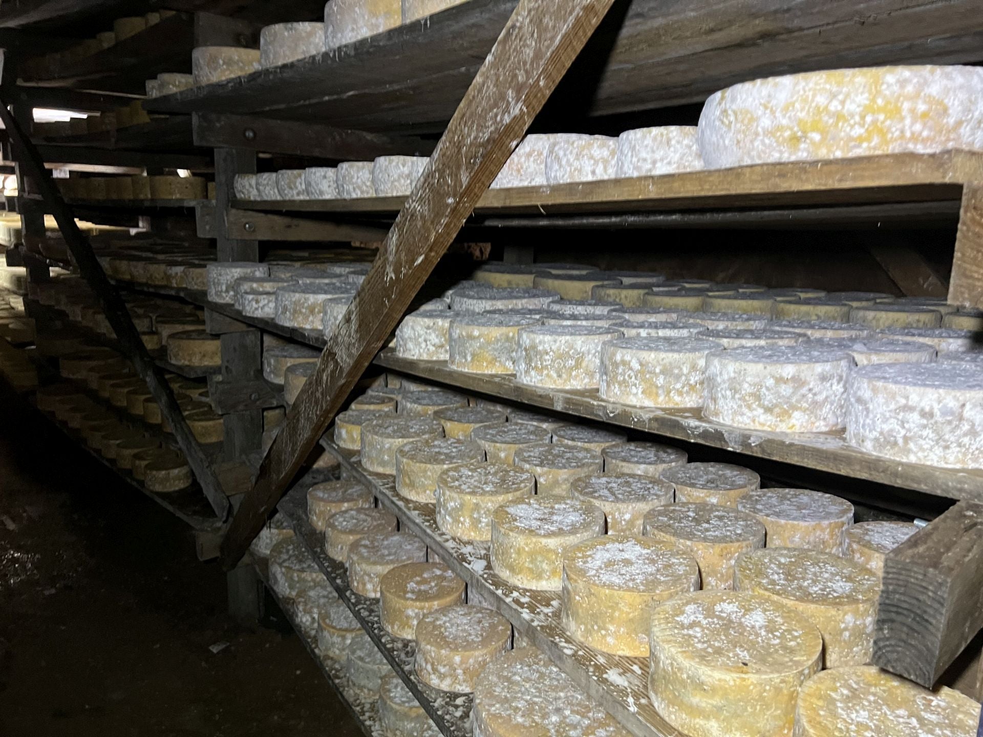 Este queso madura durante varios meses en la cueva situada a poca distancia de Tresviso.