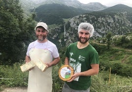 Javier y César Campo, con el queso ganador de esta edición.