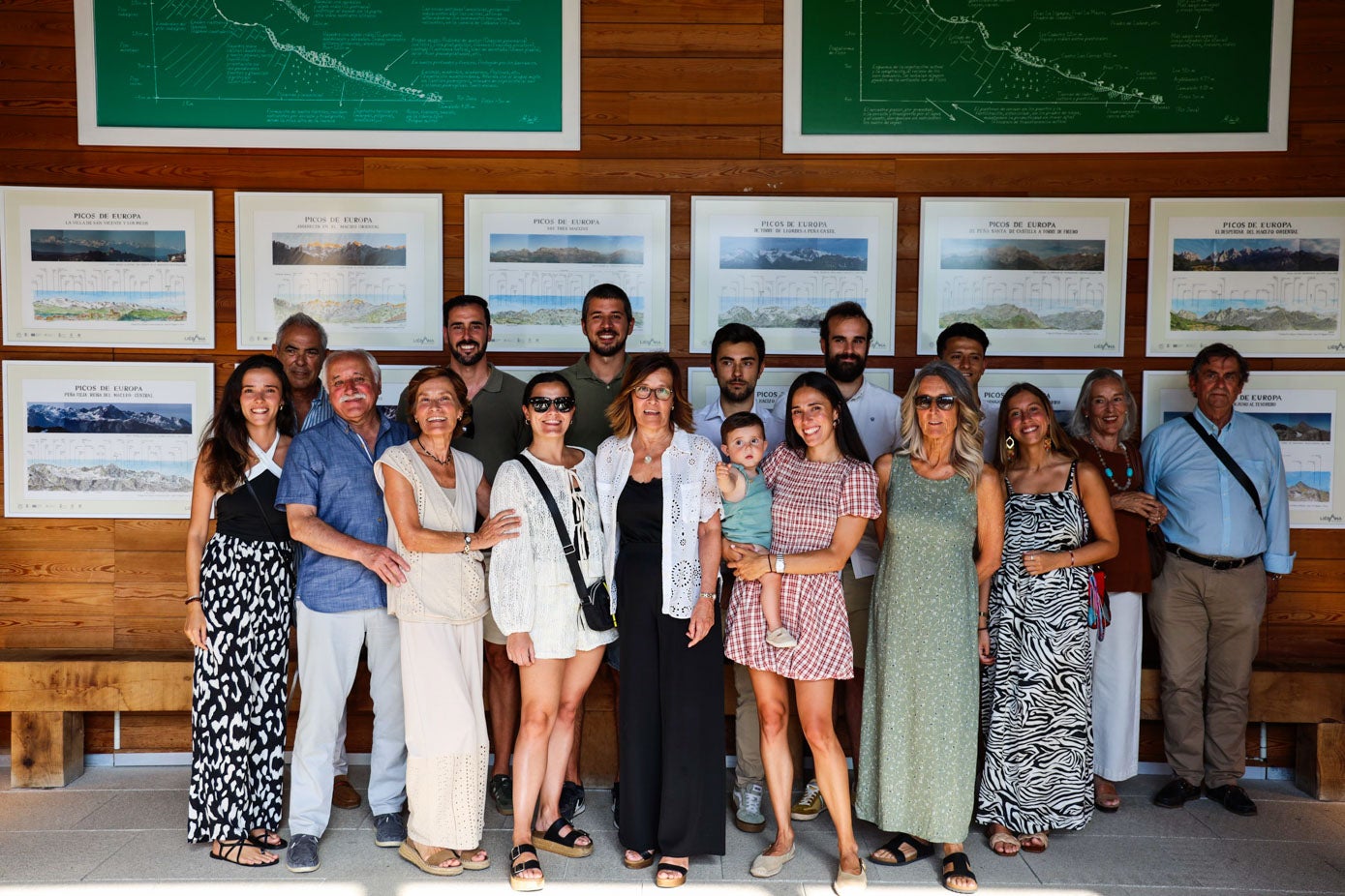 Hijas, yernos, nietos y el bisnieto de Juan Manuel Higuera y Pilar Casanueva, en la inauguración de la exposición en el Centro de Visitantes de Tama.