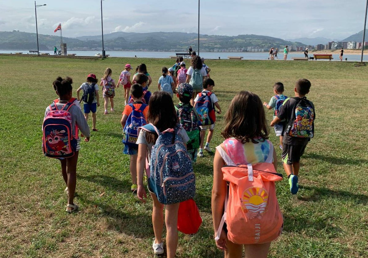 Niños participando en la ludoteca municipal de Santoña.