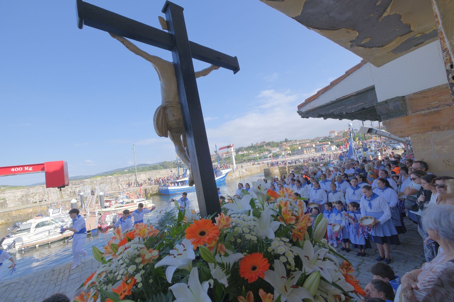El Cristo del Amparo 'contempla' la danza de los picayos.