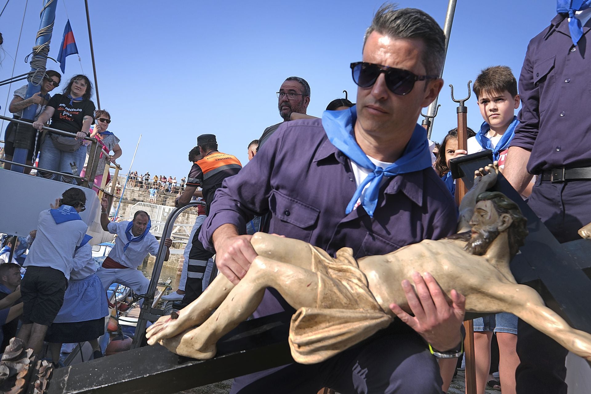 Traslado del Cristo al barco.